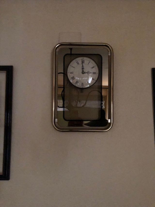 Reloj de pared rectangular dorado