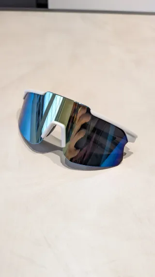 Occhiali sportivi specchiati bianchi e blu