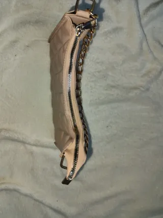 Bolso rosa acolchado con cadena dorada