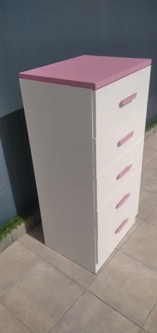 Cómoda blanca y rosa 5 cajones