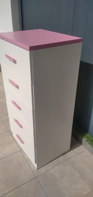 Cómoda blanca y rosa 5 cajones
