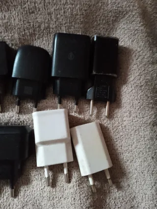 Varias clavijas cargador movil tablet etc