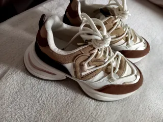 Deportivas marrones y beige