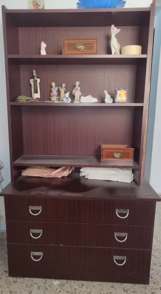 Cómoda de madera con estantes