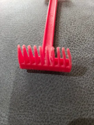 Rastrillo de juguete rojo