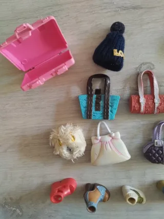 Set di accessori per bambole: MyScene, Barbie e Bratz.