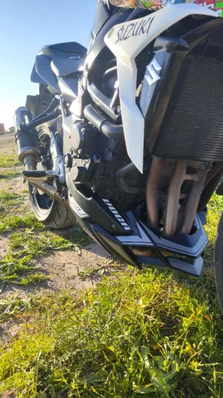 Suzuki GSR 750