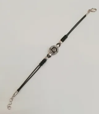 Pulsera cuero negra con detalle de rosa