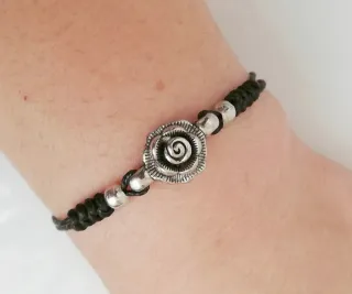 Pulsera cuero negra con detalle de rosa