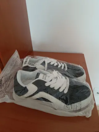 Zapatillas deportivas negras y blancas