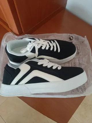 Zapatillas deportivas negras y blancas