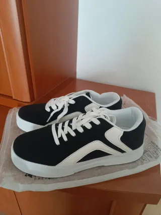 Zapatillas deportivas negras y blancas