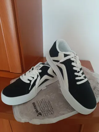 Zapatillas deportivas negras y blancas