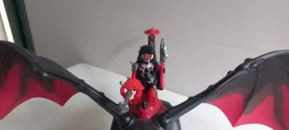 Dragón Playmobil con Jinete Negro y Rojo