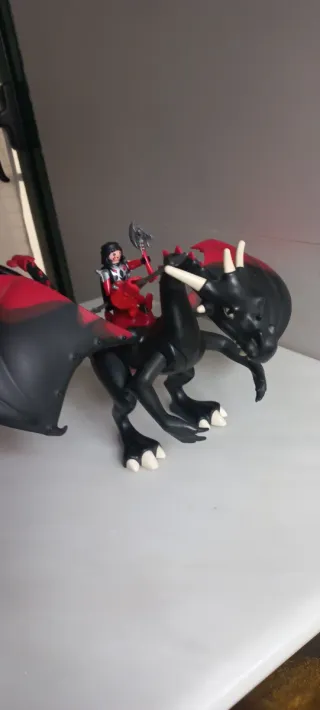 Dragón Playmobil con Jinete Negro y Rojo