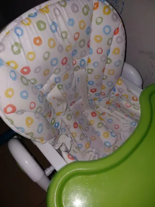 Trona de bebé con bandeja verde