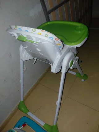 Trona de bebé con bandeja verde