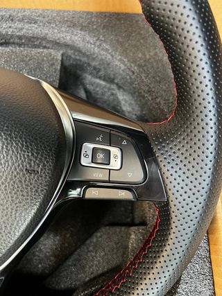 Volante Golf 7 Negro con Costuras Rojas