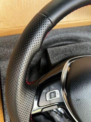 Volante Golf 7 Negro con Costuras Rojas