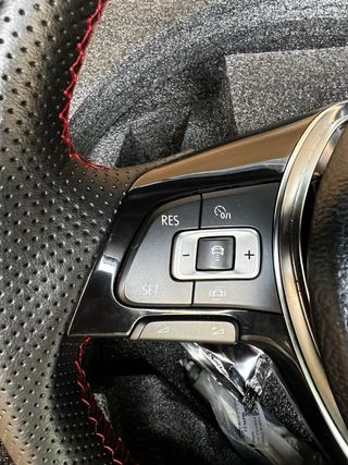 Volante Golf 7 Negro con Costuras Rojas