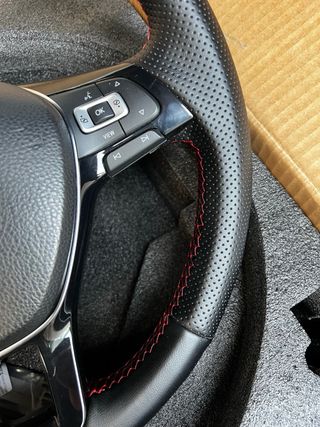 Volante Golf 7 Negro con Costuras Rojas