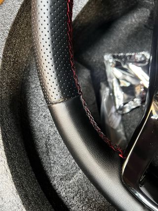 Volante Golf 7 Negro con Costuras Rojas