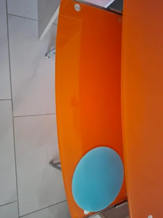 Scrivania in vetro e metallo