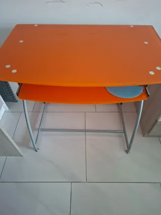 Scrivania in vetro e metallo