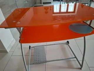 Scrivania in vetro e metallo