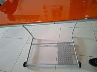 Scrivania in vetro e metallo