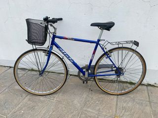 Bicicleta de paseo azul con cesta