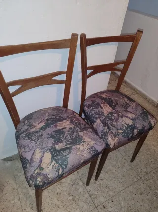 Juego de 4 sillas de madera con tapizado