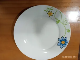 Set di 4 piatti bianchi con fiori