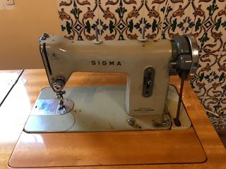 Máquina de coser Sigma antigua con mueble