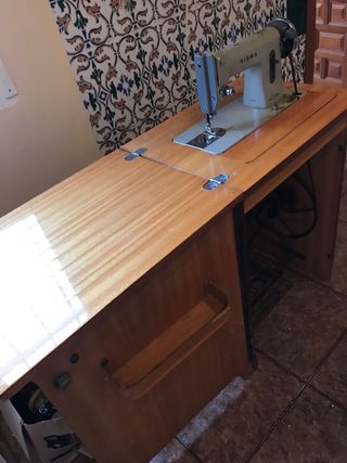 Máquina de coser Sigma antigua con mueble