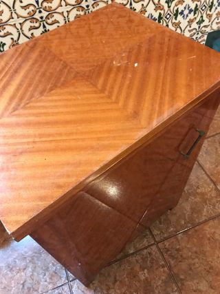 Máquina de coser Sigma antigua con mueble