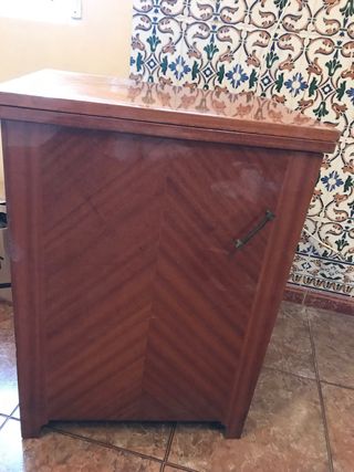 Máquina de coser Sigma antigua con mueble