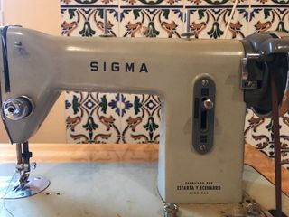 Máquina de coser Sigma antigua con mueble