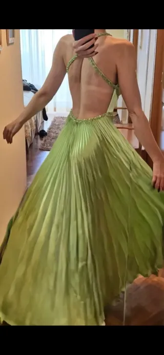Elegante vestido verde plisado
