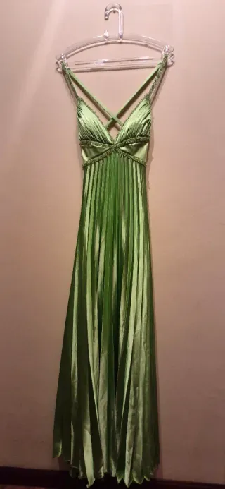 Elegante vestido verde plisado