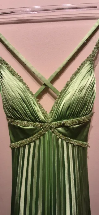 Elegante vestido verde plisado