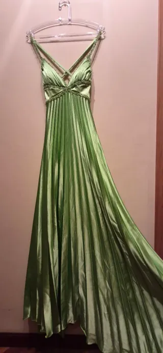 Elegante vestido verde plisado