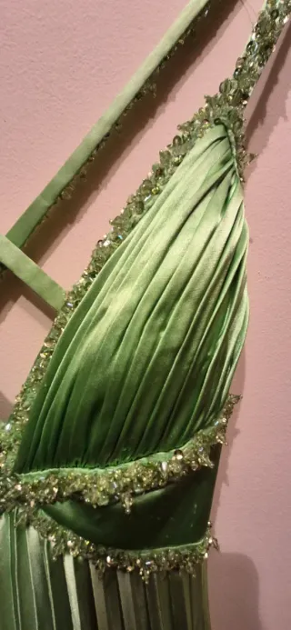 Elegante vestido verde plisado