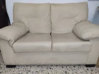Sofá de piel beige