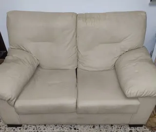 Sofá de piel beige