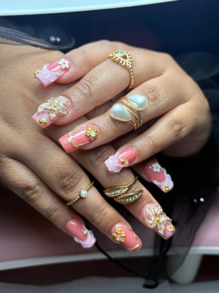 Profesional manicurista y pestañas