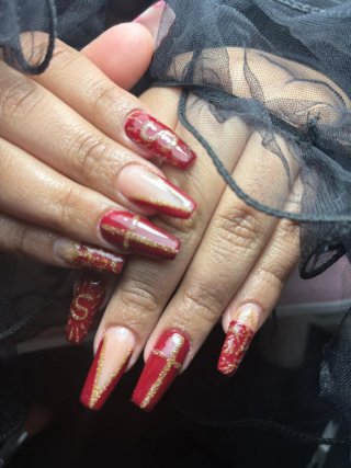Profesional manicurista y pestañas
