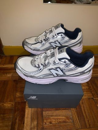 Tênis New Balance Prata e Branco