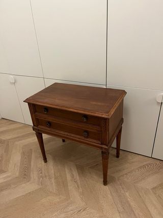 Cajonera antigua de madera.