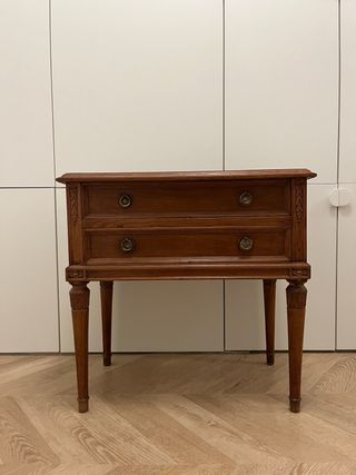 Cajonera antigua de madera.